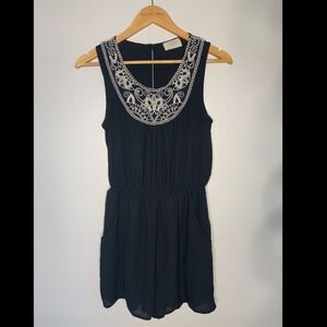 Everly sleeveless shorts romper. Small